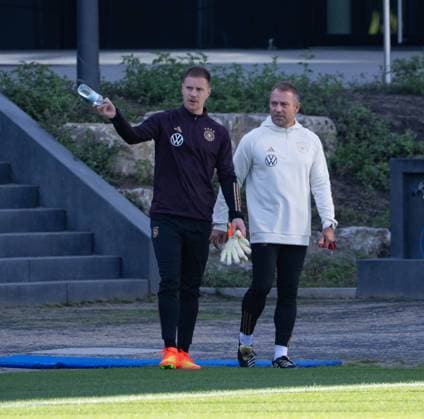 22 09 2022, xsltx, football UEFA Nations League, Germany final training and press conference German national team emspor, f l Marc AndrÃ ter Stegen, Hansi Flick national coach DFL DFB REGULATIONS PROHIBIT ANY USE OF PHOTOGRAPHS as IMAGE SEQUENCES and or QUASI VIDEO Frankfurt am Main