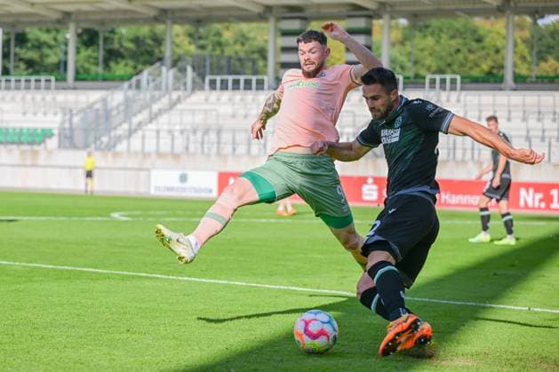 GER, Test match, Hannover 96 SV Werder Bremen 22 09 2022, Eilenriedestadion , Hannover , GER, Test match, Hannover 96 SV Werder Bremen in picture picture shows Oliver Burke SV Werder Bremen 9 l and Luka Krajnc Hannover 96 32 r fight for the ball nordphotoxGmbHx xTeresaxKroeger nordphoto00008