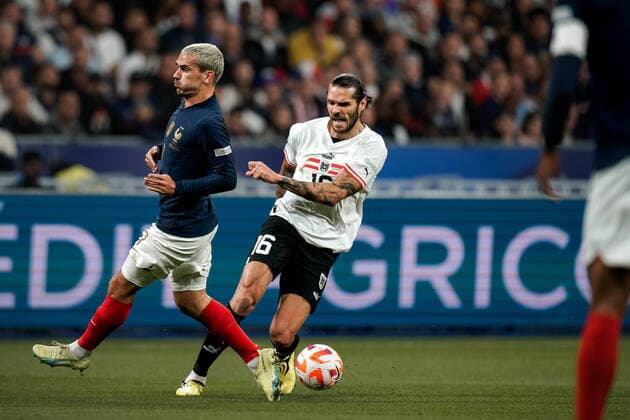 SOCCER - NL, FRA vs AUT SAINT DENIS,FRANCE,22.SEP.22 - SOCCER - UEFA Nations League, OEFB international match, Länderspiel, Nationalmannschaft France vs Austria. Image shows Antoine Griezmann (FRA) and Christopher Trimmel (AUT).  GEPAxpictures xJohannesxFriedl
