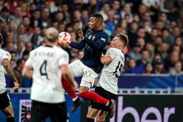 SOCCER - NL, FRA vs AUT SAINT DENIS,FRANCE,22.SEP.22 - SOCCER - UEFA Nations League, OEFB international match, Länderspiel, Nationalmannschaft France vs Austria. Image shows Kylian Mbappe (FRA) and Philipp Lienhart (AUT).  GEPAxpictures xJohannesxFriedl