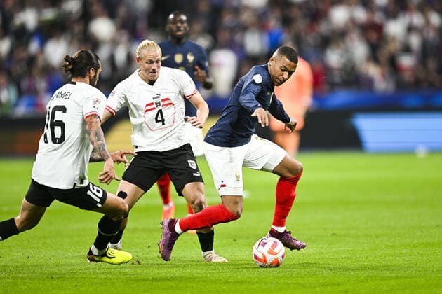 Kylian Mbappe (Fra) vs Xavier Schlager (Aut) FOOTBALL : France vs Autriche - Ligue des Nations - 22 09 2022 JBAutissier Panoramic 