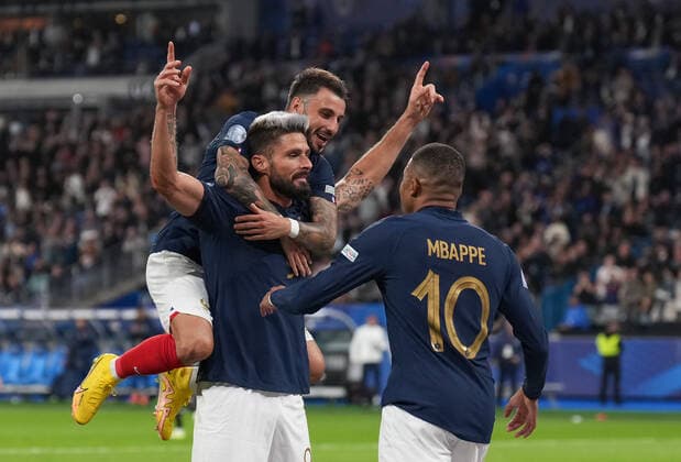 Sport Themen der Woche KW38 Sport Bilder des Tages Olivier Giroud (Milan) of France celebrates scoring a goal with Jonathan Clauss (Marseille) & Kylian Mbappe (Paris Saint-Germain) of France to make it 2-0 during the International nations league match between France and Austria at Stade de France, Paris, France on 22 September 2022. Copyright: xAndyxRowlandx PMI-5185-0012