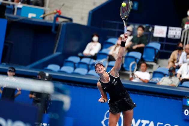 September 23, 2022, Tokyo, Japan: Beatriz HADDAD MAIA (BRA) serves against Veronika KUDERMETOVA during their Singles Quarterfinals match at the TORAY PAN PACIFIC OPEN TENNIS TOURNAMENT 2022 at Ariake Coliseum. The tournament is held from September 17 to 25. Tokyo Japan - ZUMAm191 20220923_zap_m191_018 Copyright: xRodrigoxReyesxMarinx