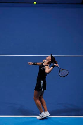 September 23, 2022, Tokyo, Japan: Beatriz HADDAD MAIA (BRA) serves against Veronika KUDERMETOVA during their Singles Quarterfinals match at the TORAY PAN PACIFIC OPEN TENNIS TOURNAMENT 2022 at Ariake Coliseum. The tournament is held from September 17 to 25. Tokyo Japan - ZUMAm191 20220923_zap_m191_019 Copyright: xRodrigoxReyesxMarinx