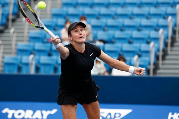 September 23, 2022, Tokyo, Japan: Katarzyna KAWA (POL) hits a return against Giuliana OLMOS (MEX) and Gabriela DABROWSKI (CAN) during their Doubles Semifinals match at the TORAY PAN PACIFIC OPEN TENNIS TOURNAMENT 2022 at Ariake Coliseum. The tournament is held from September 17 to 25. Tokyo Japan - ZUMAm191 20220923_zap_m191_034 Copyright: xRodrigoxReyesxMarinx