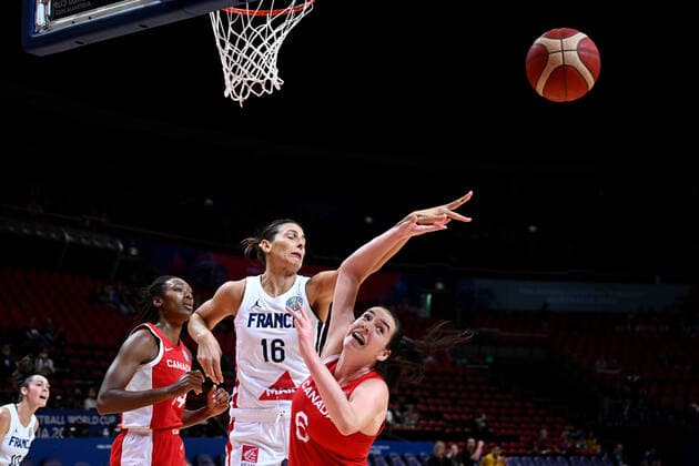 BASKETBALL FRANCE CANADA, Helena Ciak of France competes for a rebound with Bridget Carleton of Canada during the 2022 FIBA Women s Basketball World Cup match between France and Canada at Qudos Bank Arena in Sydney, Friday, September 23, 2022. ( NO ARCHIVING, EDITORIAL USE ONLY, NO USE IN BOOKS WITHOUT CONSENT SYDNEY NEW SOUTH WALES AUSTRALIA  Copyright: xDANxHIMBRECHTSx 20220923001706818268