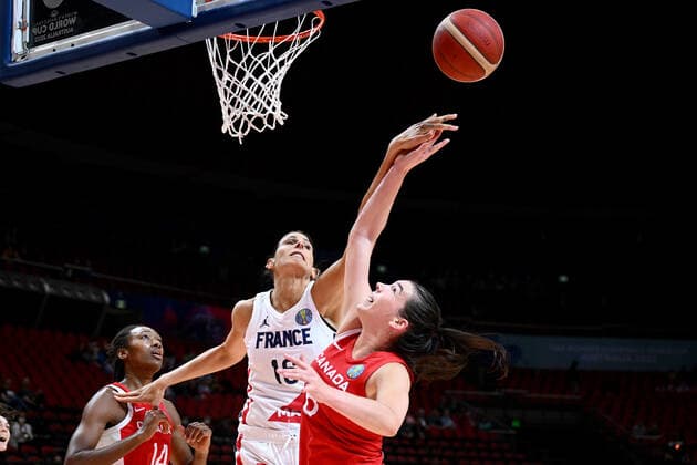 BASKETBALL FRANCE CANADA, Helena Ciak of France competes for a rebound with Bridget Carleton of Canada during the 2022 FIBA Women s Basketball World Cup match between France and Canada at Qudos Bank Arena in Sydney, Friday, September 23, 2022. ( NO ARCHIVING, EDITORIAL USE ONLY, NO USE IN BOOKS WITHOUT CONSENT SYDNEY NEW SOUTH WALES AUSTRALIA  Copyright: xDANxHIMBRECHTSx 20220923001706818334
