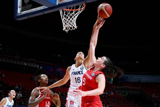 Sport Bilder des Tages BASKETBALL FRANCE CANADA, Helena Ciak of France competes for a rebound with Bridget Carleton of Canada during the 2022 FIBA Women s Basketball World Cup match between France and Canada at Qudos Bank Arena in Sydney, Friday, September 23, 2022. ( NO ARCHIVING, EDITORIAL USE ONLY, NO USE IN BOOKS WITHOUT CONSENT SYDNEY NEW SOUTH WALES AUSTRALIA  Copyright: xDANxHIMBRECHTSx 20220923001706819021