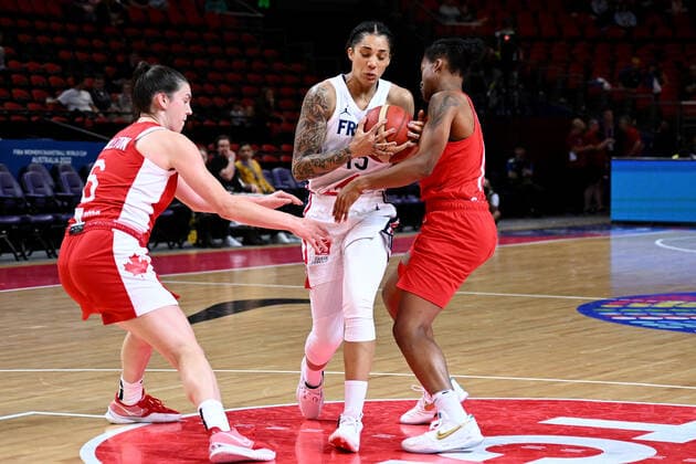 BASKETBALL FRANCE CANADA, Gabby Williams of France competes with Shay Colley of Canada (right) during the 2022 FIBA Women s Basketball World Cup match between France and Canada at Qudos Bank Arena in Sydney, Friday, September 23, 2022. ( NO ARCHIVING, EDITORIAL USE ONLY, NO USE IN BOOKS WITHOUT CONSENT SYDNEY NEW SOUTH WALES AUSTRALIA  Copyright: xDANxHIMBRECHTSx 20220923001706820320