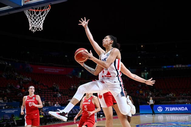 BASKETBALL FRANCE CANADA, Gabby Williams of France leaps to the basket during the 2022 FIBA Women s Basketball World Cup match between France and Canada at Qudos Bank Arena in Sydney, Friday, September 23, 2022. ( NO ARCHIVING, EDITORIAL USE ONLY, NO USE IN BOOKS WITHOUT CONSENT SYDNEY NEW SOUTH WALES AUSTRALIA  Copyright: xDANxHIMBRECHTSx 20220923001706826257
