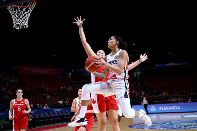 BASKETBALL FRANCE CANADA, Gabby Williams of France leaps to the basket during the 2022 FIBA Women s Basketball World Cup match between France and Canada at Qudos Bank Arena in Sydney, Friday, September 23, 2022. ( NO ARCHIVING, EDITORIAL USE ONLY, NO USE IN BOOKS WITHOUT CONSENT SYDNEY NEW SOUTH WALES AUSTRALIA  Copyright: xDANxHIMBRECHTSx 20220923001706826390