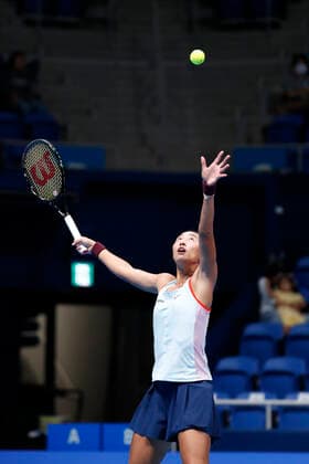 September 23, 2022, Tokyo, Japan: Qinwen ZHENG (CHN) serves against Claire LIU (USA) during their Singles Quarterfinals match at the TORAY PAN PACIFIC OPEN TENNIS TOURNAMENT 2022 at Ariake Coliseum. The tournament is held from September 17 to 25. Tokyo Japan - ZUMAm191 20220923_zap_m191_073 Copyright: xRodrigoxReyesxMarinx