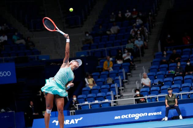 September 23, 2022, Tokyo, Japan: Claire LIU (USA) serves against Qinwen ZHENG (CHN) during their Singles Quarterfinals match at the TORAY PAN PACIFIC OPEN TENNIS TOURNAMENT 2022 at Ariake Coliseum. The tournament is held from September 17 to 25. Tokyo Japan - ZUMAm191 20220923_zap_m191_086 Copyright: xRodrigoxReyesxMarinx
