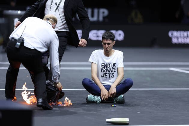 Bilder des Jahres 2022, Sport 09 September Sport Themen der Woche KW38 Sport Bilder des Tages 23rd September 2022; O2, London England: Laver Cup international tennis tournament: An environmental activist recovers on court from setting his arm on fire interrupting the match between Stefanos Tsitsipas and Diego Schwartzman  ActionPlus12428822 ShaunxBrooks