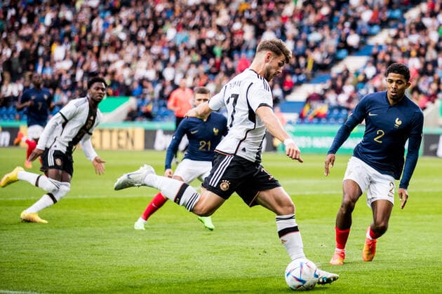U21 friendly match, Germany France 23 09 2022 Jan Thielmann Germany, 17 , Wesley Fofana France, 2 U21 friendly match, Germany France, Magdeburg, MDCC Arena DFB REGULATIONS PROHIBIT ANY USE OF PHOTOGRAPHS AS IMAGE SEQUENCES AND OR QUASI VIDEO Copyright: xBEAUTIFULxSPORTS Wunderlx