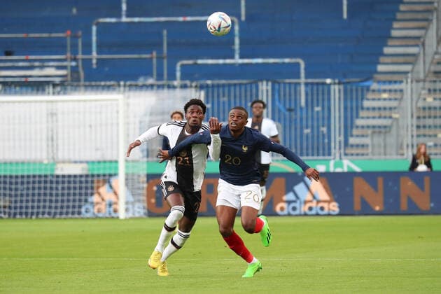 23 09 2022, xgox, football U21 Laenderspiel, Germany France emspor, v l Faride Alidou Germany, 21 , Pierre Kalulu France, 20 Zweikampf, Duell, Kampf, tackle DFL DFB REGULATIONS PROHIBIT ANY USE OF PHOTOGRAPHS as IMAGE SEQUENCES and or QUASI VIDEO Magdeburg