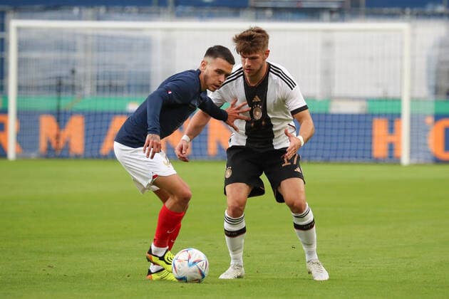 23 09 2022, xgox, football U21 Laenderspiel, Germany France emspor, v l Enzo Le Fee France, 6 , Jan Thielmann Germany, 17 Zweikampf, Duell, Kampf, tackle DFL DFB REGULATIONS PROHIBIT ANY USE OF PHOTOGRAPHS as IMAGE SEQUENCES and or QUASI VIDEO Magdeburg