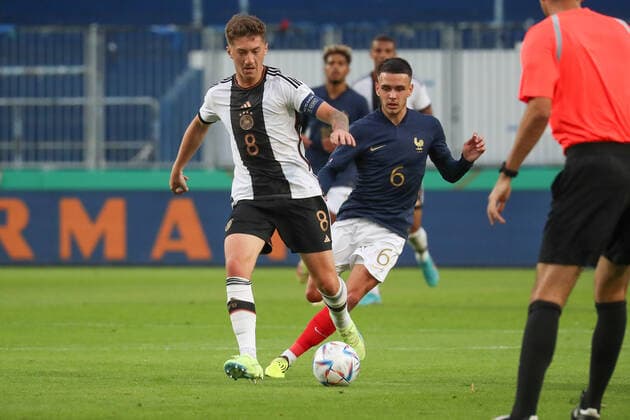 23 09 2022, xgox, football U21 Laenderspiel, Germany France emspor, v l Angelo Stiller Germany, 8 , Enzo Le Fee France, 6 Zweikampf, Duell, Kampf, tackle DFL DFB REGULATIONS PROHIBIT ANY USE OF PHOTOGRAPHS as IMAGE SEQUENCES and or QUASI VIDEO Magdeburg