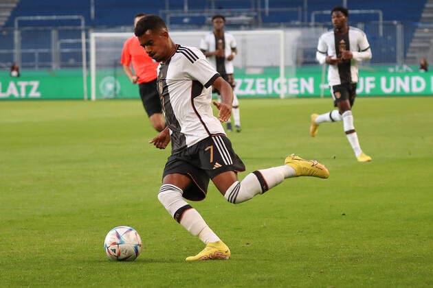 23 09 2022, xgox, football U21 Laenderspiel, Germany France emspor, v l Ansgar Knauff Germany, 7 am Ball, plays the ball DFL DFB REGULATIONS PROHIBIT ANY USE OF PHOTOGRAPHS as IMAGE SEQUENCES and or QUASI VIDEO Magdeburg