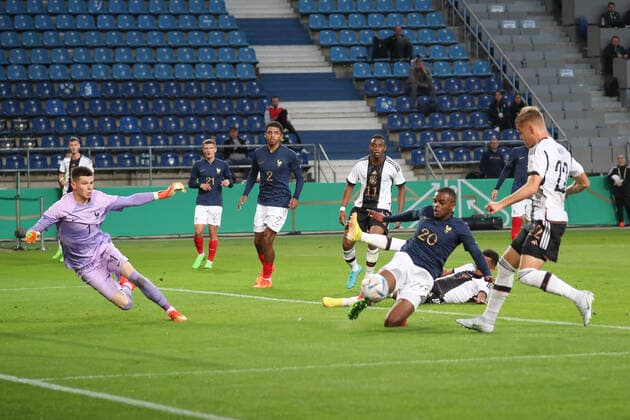 23 09 2022, xgox, football U21 Laenderspiel, Germany France emspor, v l Illan Meslier France, 1 , Pierre Kalulu France, 20 , Luca Netz Germany, 22 Zweikampf, Duell, Kampf, tackle DFL DFB REGULATIONS PROHIBIT ANY USE OF PHOTOGRAPHS as IMAGE SEQUENCES and or QUASI VIDEO Magdeburg