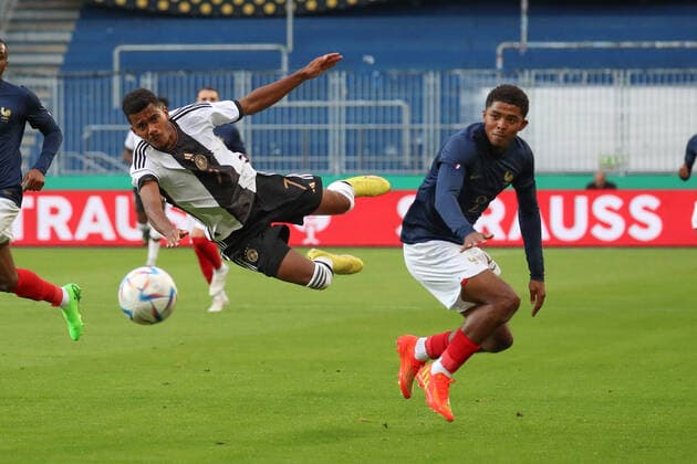 23 09 2022, xgox, football U21 Laenderspiel, Germany France emspor, v l Ansgar Knauff Germany, 7 , Wesley Fofana France, 2 Zweikampf, Duell, Kampf, tackle DFL DFB REGULATIONS PROHIBIT ANY USE OF PHOTOGRAPHS as IMAGE SEQUENCES and or QUASI VIDEO Magdeburg