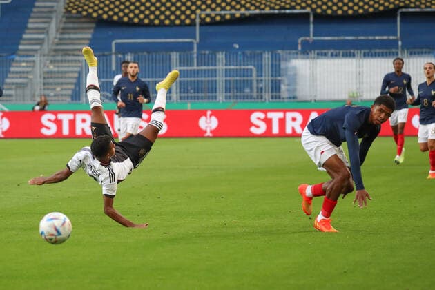 23 09 2022, xgox, football U21 Laenderspiel, Germany France emspor, v l Ansgar Knauff Germany, 7 , Wesley Fofana France, 2 Zweikampf, Duell, Kampf, tackle DFL DFB REGULATIONS PROHIBIT ANY USE OF PHOTOGRAPHS as IMAGE SEQUENCES and or QUASI VIDEO Magdeburg
