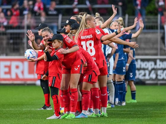 Both teams welcome the spectators Bayer 04 Leverkusen vs 1 FC Koeln, football, Flyeralarm Frauen Bundesliga, 2 Spieltag, Saison 2022 2023, 23 09 2022 DFB DFL Regulations prohibit any use of Photographs as image sequences and or quasi video Bayer 04 Leverkusen vs 1 FC Koeln, football, Flyeralarm Frauen Bundesliga, 2 Spieltag, Saison 2022 2023, 23 09 2022 Leverkusen Copyright: xEibner-Pressefoto ThomasxHaeslerx EP_EER
