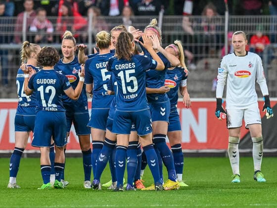 The team of 1 FC Koeln tunes up Bayer 04 Leverkusen vs 1 FC Koeln, Football, Flyeralarm Womens Bundesliga, Matchday 2, Season 2022 2023, 23 09 2022 DFB DFL Regulations prohibit any use of Photographs as image sequences and or quasi video Bayer 04 Leverkusen vs 1 FC Koeln, Football, Flyeralarm Womens Bundesliga, Matchday 2, Season 2022 2023, 23 09 2022 Leverkusen Copyright: xEibner-Pressefoto ThomasxHaeslerx EP_EER