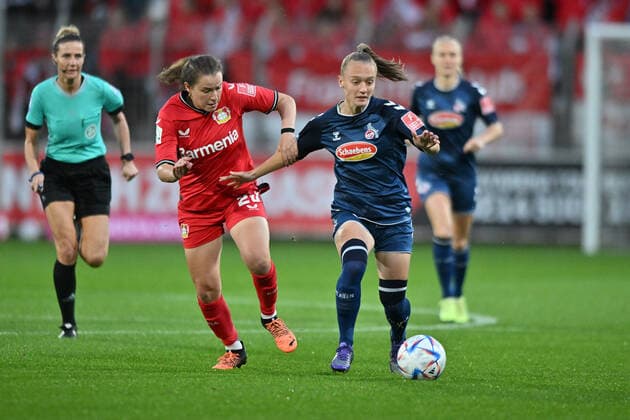 duel, duel scene, duel, tackle, tackling, dynamic, action, Dina Blagojevic B04, 20 Andrea Gavric FC Köln, 18 , 23 09 2022, Leverkusen Germany , Football, Flyeralarm Frauen Bundesliga, Bayer 04 Leverkusen 1 FC Köln, DFB DFL REGULATIONS PROHIBIT ANY USE OF PHOTOGRAPHS AS IMAGE SEQUENCES AND OR QUASI VIDEO xmkx