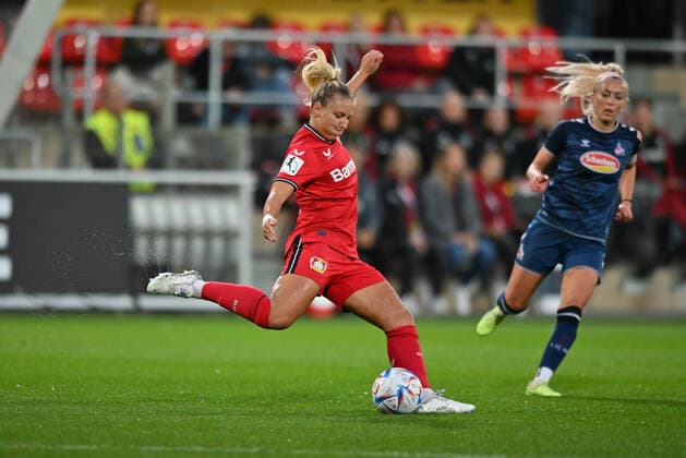 Melissa Friedrich B04, 3 clears the ball, 23 09 2022, Leverkusen Germany , Football, Flyeralarm Frauen Bundesliga, Bayer 04 Leverkusen 1 FC Köln, DFB DFL REGULATES PROHIBIT ANY USE OF PHOTOGRAPHS AS IMAGE SEQUENCES AND OR QUASI VIDEO xmkx