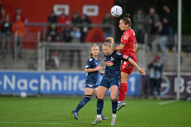 Sylwia Matysik B04, 4 heads the ball, 23 09 2022, Leverkusen Germany , Football, Flyeralarm Frauen Bundesliga, Bayer 04 Leverkusen 1 FC Köln, DFB DFL REGULATES PROHIBIT ANY USE OF PHOTOGRAPHS AS IMAGE SEQUENCES AND OR QUASI VIDEO xmkx