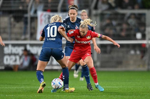 duel, duel scene, duel, tackle, tackling, dynamic, action, Sharon Beck FC Köln, 10 tries to stop Elisa Senß B04, 6, 23 09 2022, Leverkusen Germany , football, Flyeralarm Frauen Bundesliga, Bayer 04 Leverkusen 1 FC Köln, DFB DFL REGULATIONS PROHIBIT ANY USE OF PHOTOGRAPHS AS IMAGE SEQUENCES AND OR QUASI VIDEO xmkx