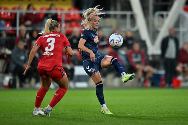 Mandy Islacker FC Cologne, 8 lobs the ball over Melissa Friedrich B04, 3 , 23 09 2022, Leverkusen Germany , Football, Flyeralarm Womens Bundesliga, Bayer 04 Leverkusen 1 FC Cologne, DFB DFL REGULATES PROHIBIT ANY USE OF PHOTOGRAPHS AS IMAGE SEQUENCES AND OR QUASI VIDEO xmkx