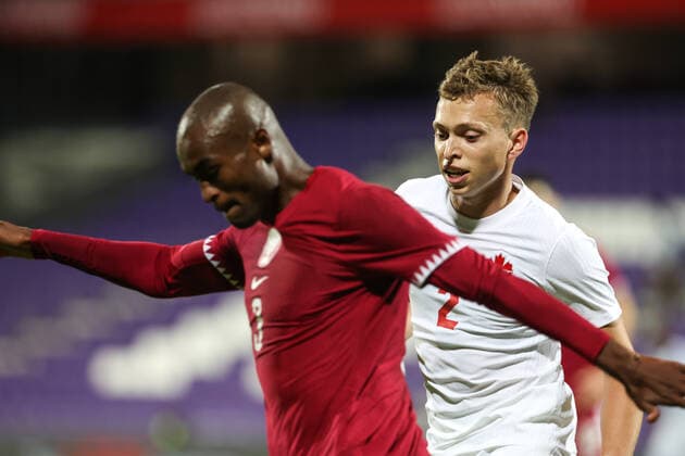 SOCCER - QAT vs CAN, test match VIENNA,AUSTRIA,23.SEP.22 - SOCCER - International test match, Qatar vs Canada. Image shows Abdulkarim Hassan Fadlalla (QAT) and Alistair Johnston (CAN).  GEPAxpictures xArminxRauthner