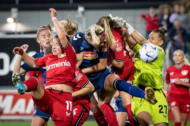 1 Womens Bundesliga Bayer 04 Leverkusen vs 1 FC Koeln, 23 09 2022 Leverkusen, 23 September Chance for the FC, in the Gewuehl goalkeeper Friederike Repohl 27, Bayer 04 Leverkusen during the match Bayer 04 Leverkusen vs 1 FC Koeln on Matchday 2 of the Womens Bundesliga on 23 09 2022 at Ulrich Haberland Stadium in Leverkusen North Rhine Westphalia DFL REGULATES PROHIBIT ANY USE OF PHOTOGRAPHS AS IMAGE SEQUENCES AND OR QUASI VIDEO Copyright: xBEAUTIFULxSPORTS AxelxKohringx