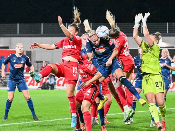 Sport Themen der Woche KW38 Sport Bilder des Tages Gedraenge im Satrafraum Sharon Beck (1. FC Köln, 10) versucht den Ball auf das Tor zu bringen. Dabei sind Kristin Koegel (Bayer 04 Leverkusen, 11), Sylwia Matysik (Bayer 04 Leverkusen, 04), Lilla Turanyi (Bayer 04 Leverkusen, 24) und Friederike Repohl (Bayer 04 Leverkusen, 27). Bayer 04 Leverkusen vs. 1. FC Koeln, Fussball, Flyeralarm Frauen Bundesliga, 2. Spieltag, Saison 2022 2023, 23.09.2022 DFB DFL Regulations prohibit any use of Photographs as image sequences and or quasi-video Bayer 04 Leverkusen vs. 1. FC Koeln, Fussball, Flyeralarm Frauen Bundesliga, 2. Spieltag, Saison 2022 2023, 23.09.2022 Leverkusen *** Scramble in the penalty area Sharon Beck 1 FC Köln, 10 tries to put the ball on goal Kristin Koegel Bayer 04 Leverkusen, 11 , Sylwia Matysik Bayer 04 Leverkusen, 04 , Lilla Turanyi Bayer 04 Leverkusen, 24 and Friederike Repohl Bayer 04 Leverkusen, 27 Bayer 04 Leverkusen vs 1 FC Koeln, Football, Flyeralarm Frauen Bundesliga, 2 Spieltag, Saison 2022 2023, 23 09 2022 DFB DFL Regulations prohibit any use of Photographs as image sequences and or quasi video Bayer 04 Leverkusen vs 1 FC Koeln, Football, Flyeralarm Frauen Bundesliga, 2 Spieltag, Saison 2022 2023, 23 09 2022 Leverkusen Copyright: xEibner-Pressefoto ThomasxHaeslerx EP_EER