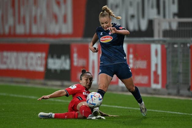 Sylwia Matysik B04, 4 clears the ball by straddling Weronika Zawistowska FC Köln, 24 , 23 09 2022, Leverkusen Germany , Football, Flyeralarm Frauen Bundesliga, Bayer 04 Leverkusen 1 FC Köln, DFB DFL REGULATIONS PROHIBIT ANY USE OF PHOTOGRAPHS AS IMAGE SEQUENCES AND OR QUASI VIDEO xmkx