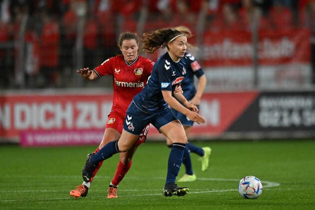 Lotta Cordes FC Cologne, 15 with ball in midfield, 23 09 2022, Leverkusen Germany , Football, Flyeralarm Womens Bundesliga, Bayer 04 Leverkusen 1 FC Cologne, DFB DFL REGULATES PROHIBIT ANY USE OF PHOTOGRAPHS AS IMAGE SEQUENCES AND OR QUASI VIDEO xmkx