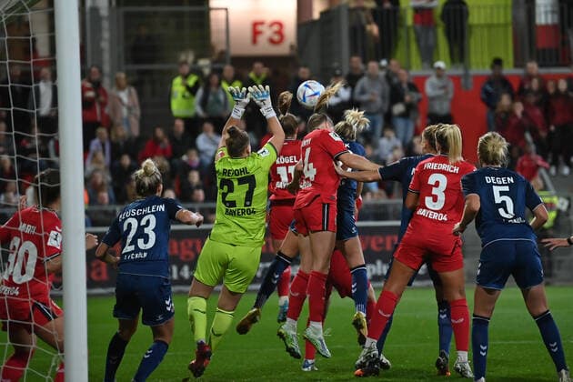 Friederike Repohl goalkeeper B04, 27 tries to clear the ball, 23 09 2022, Leverkusen Germany , Football, Flyeralarm Frauen Bundesliga, Bayer 04 Leverkusen 1 FC Köln, DFB DFL REGULATES PROHIBIT ANY USE OF PHOTOGRAPHS AS IMAGE SEQUENCES AND OR QUASI VIDEO xmkx