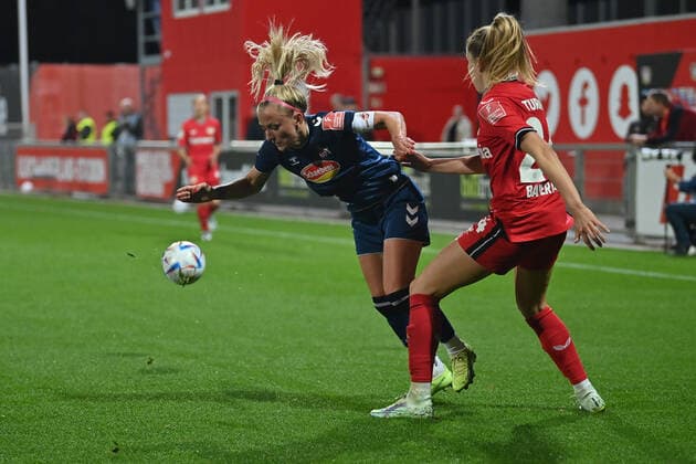 Mandy Islacker FC Köln, 8 prevails over Lilla Turanyi B04, 24, 23 09 2022, Leverkusen Germany , Football, Flyeralarm Womens Bundesliga, Bayer 04 Leverkusen 1 FC Köln, DFB DFL REGULATES PROHIBIT ANY USE OF PHOTOGRAPHS AS IMAGE SEQUENCES AND OR QUASI VIDEO xmkx