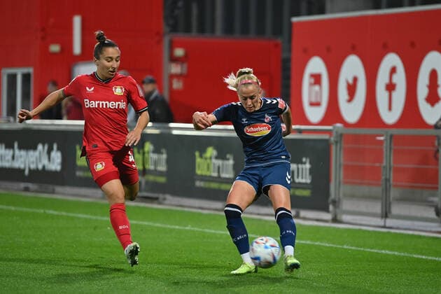 Sylwia Matysik B04, 4 cant stop Mandy Islacker FC Kölns cross, 8, 23 09 2022, Leverkusen Germany , Football, Flyeralarm Womens Bundesliga, Bayer 04 Leverkusen 1 FC Köln, DFB DFL REGULATES PROHIBIT ANY USE OF PHOTOGRAPHS AS IMAGE SEQUENCES AND OR QUASI VIDEO xmkx