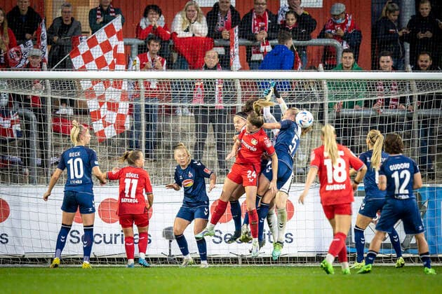 1 Womens Bundesliga Bayer 04 Leverkusen vs 1 FC Koeln, 23 09 2022 Leverkusen, 23 September Scene in front of the Koeln goal with Sharon Beck 10, 1 FC Koeln , Kristin Koegel 11, Bayer 04 Leverkusen , Lilla Turanyi 24, Bayer 04 Leverkusen , Jill Bayings 18, Bayer 04 Leverkusen , Alicia Gudorf 12, 1 FC Koeln during the match Bayer 04 Leverkusen vs 1 FC Koeln on matchday 2 of the womens soccer Bundesliga on 23 09 2022 at Ulrich Haberland Stadium in Leverkusen North Rhine Westphalia DFL REGULATES PROHIBIT ANY USE OF PHOTOGRAPHS AS IMAGE SEQUENCES AND OR QUASI VIDEO Copyright: xBEAUTIFULxSPORTS AxelxKohringx