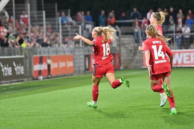 Jubel, Freuen, celebrate, happy, cheer , Goal Celebration Jill Bayings B04, 18 1 0, 23 09 2022, Leverkusen Germany , Fussball, Flyeralarm Frauen Bundesliga, Bayer 04 Leverkusen 1 FC Köln, DFB DFL REGULATIONS PROHIBIT ANY USE OF PHOTOGRAPHS AS IMAGE SEQUENCES AND OR QUASI VIDEO xmkx