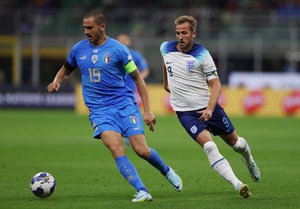 Milan, Italy, 23rd September 2022. Leonardo Bonucci of Italy hurried by Harry Kane of England during the UEFA Nations League match at Stadio Giuseppe Meazza, Milan. Picture credit should read: Jonathan Moscrop Sportimage EDITORIAL USE ONLY. No use with unauthorised audio, video, data, fixture lists, club league logos or live services. Online in-match use limited to 120 images, no video emulation. No use in betting, games or single club league player publications. SPI-1892-0003
