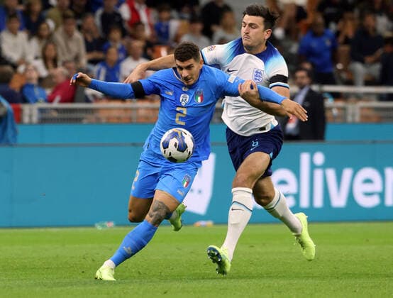 September 23, 2022, MILAN, ITALY: England s Harry Maguire (R) challenges for the ball with Italy™s Giovanni Di Lorenzo during the UEFA Nations League soccer match between Italy and England at Giuseppe Meazza stadium in Milan, 23 September 2022..ANSA MATTEO BAZZI. Soccer; Uefa Nations League: Italy vs England  - ZUMAa110 20220923_zaf_a110_088 Copyright: xMatteoxBazzix