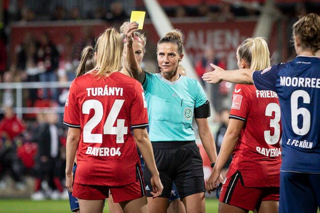 1. Frauen-Bundesliga; Bayer 04 Leverkusen vs. 1. FC Koeln, 23.09.2022 Leverkusen, 23.September - Lilla Turanyi ( 24, Bayer 04 Leverkusen) bekommt die gelbe Karte waehrend der Begegnung Bayer 04 Leverkusen gegen den 1. FC Koeln an Spieltag 2 der Frauen-Fussball-Bundesliga am 23.09.2022 im Ulrich-Haberland-Stadion in Leverkusen (Nordrhein-Westfalen). DFL REGULATIONS PROHIBIT ANY USE OF PHOTOGRAPHS AS IMAGE SEQUENCES AND OR QUASI-VIDEO. *** 1 Women Bundesliga Bayer 04 Leverkusen vs 1 FC Koeln, 23 09 2022 Leverkusen, 23 September Lilla Turanyi 24, Bayer 04 Leverkusen gets the yellow card during the match Bayer 04 Leverkusen vs 1 FC Koeln on matchday 2 of the Women Football Bundesliga at Ulrich Haberland Stadion in Leverkusen North Rhine Westphalia DFL REGULATIONS PROHIBIT ANY USE OF PHOTOGRAPHS AS IMAGE SEQUENCES AND OR QUASI VIDEO Copyright: xBEAUTIFULxSPORTS AxelxKohringx