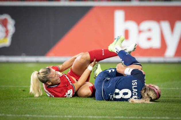 1 Women Bundesliga Bayer 04 Leverkusen vs 1 FC Koeln, 23 09 2022 Leverkusen, 23 September Melissa Friedrich 3, Bayer 04 Leverkusen , Mandy Islacker 8, 1 FC Koeln during the match Bayer 04 Leverkusen vs 1 FC Koeln on matchday 2 of the women soccer Bundesliga on 23 09 2022 at Ulrich Haberland Stadium in Leverkusen North Rhine Westphalia DFL REGULATES PROHIBIT ANY USE OF PHOTOGRAPHS AS IMAGE SEQUENCES AND OR QUASI VIDEO Copyright: xBEAUTIFULxSPORTS AxelxKohringx