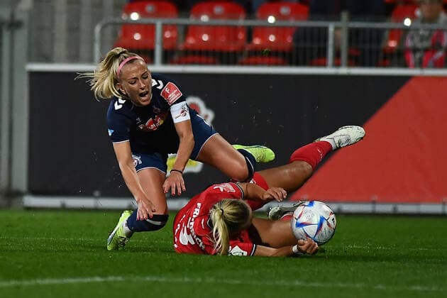 LEVERKUSEN, GERMANY - SEPTEMBER 23, 2022: Mandy Islacker, Melissa Friedrich. The match of Flyeralarm Bundesliga FC Bayer 04 vs 1.FC Koeln  Copyright: xVITALIIxKLIUIEVx