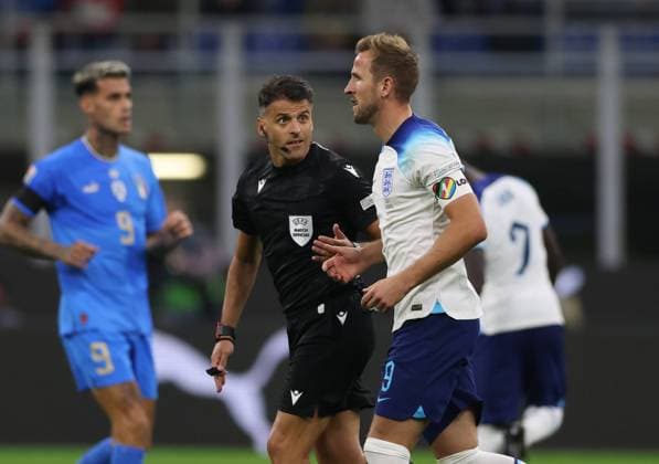 Milan, Italy, 23rd September 2022. Referee Jesus Gil Manzano checks on Harry Kane of England during the UEFA Nations League match at Stadio Giuseppe Meazza, Milan. Picture credit should read: Jonathan Moscrop Sportimage EDITORIAL USE ONLY. No use with unauthorised audio, video, data, fixture lists, club league logos or live services. Online in-match use limited to 120 images, no video emulation. No use in betting, games or single club league player publications. SPI-1892-0019