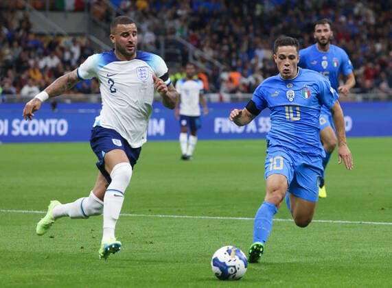 September 23, 2022, MILAN, ITALY: England s Kyle Walker (L) challenges for the ball with Italy™s Giacomo Raspadori during the UEFA Nations League soccer match between Italy and England at Giuseppe Meazza stadium in Milan, 23 September 2022..ANSA MATTEO BAZZI. MILAN ITALY - ZUMAa110 20220923_zaf_a110_106 Copyright: xMatteoxBazzix
